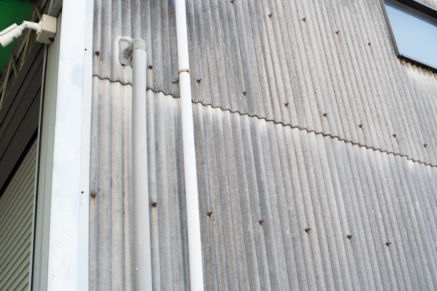 下地調整の重要なポイント3　釘頭と下地強度の確認（トタン）