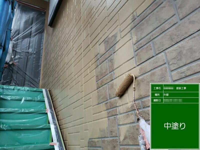 東京都府中市　S様邸　外壁塗装工事　外壁の中塗り〜上塗り　塗料選びはおまかせください！