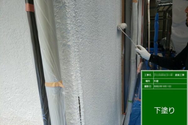 東京都多摩市　屋根・外壁塗装工事　外壁の下塗り作業