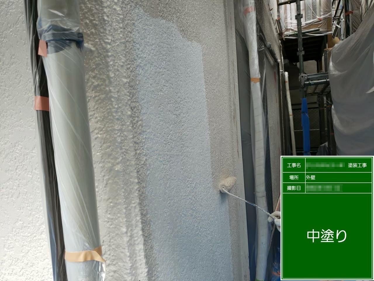 東京都多摩市　屋根・外壁塗装工事　外壁の中塗り～上塗り作業