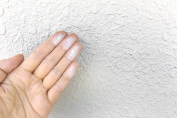 外壁塗装のチョーキングとは？症状が出ているか見極めるポイントと放置するリスク