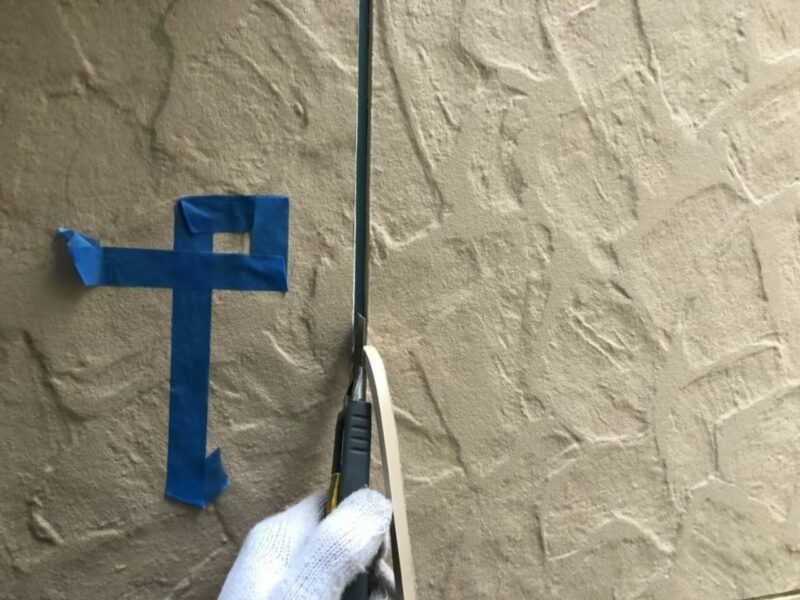東京都府中市　外壁塗装工事　サイディング目地のコーキング打ち替え　施工前〜既存コーキング剥がし