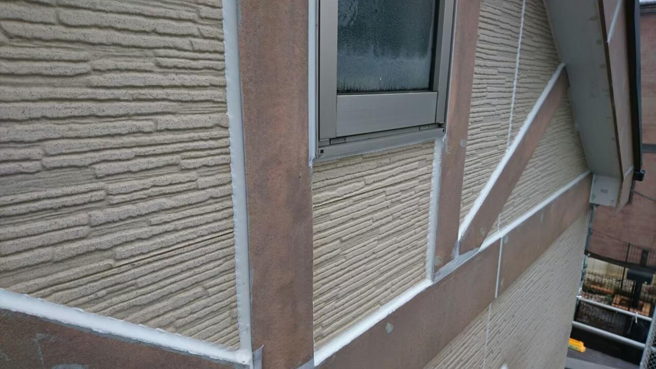 東京都府中市　外壁塗装工事　幕板のコーキング打ち