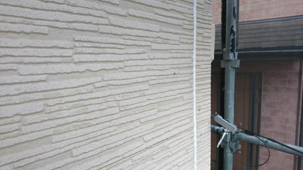 東京都府中市　外壁塗装工事　外壁目地と開口部のコーキング工事