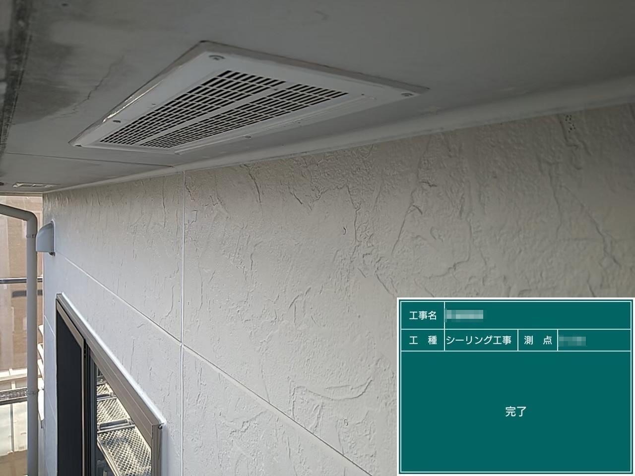 東京都小金井市　外壁塗装工事　軒天井と霧除け庇の取り合い部シーリング工事