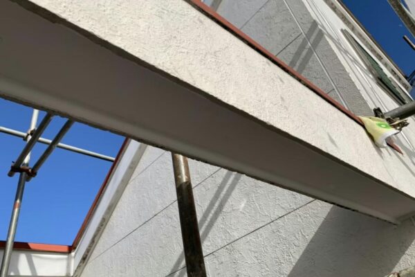 東京都小金井市　外壁塗装工事　シーリング工事　破風板接合部と軒天井取り合い部のシーリング打ち