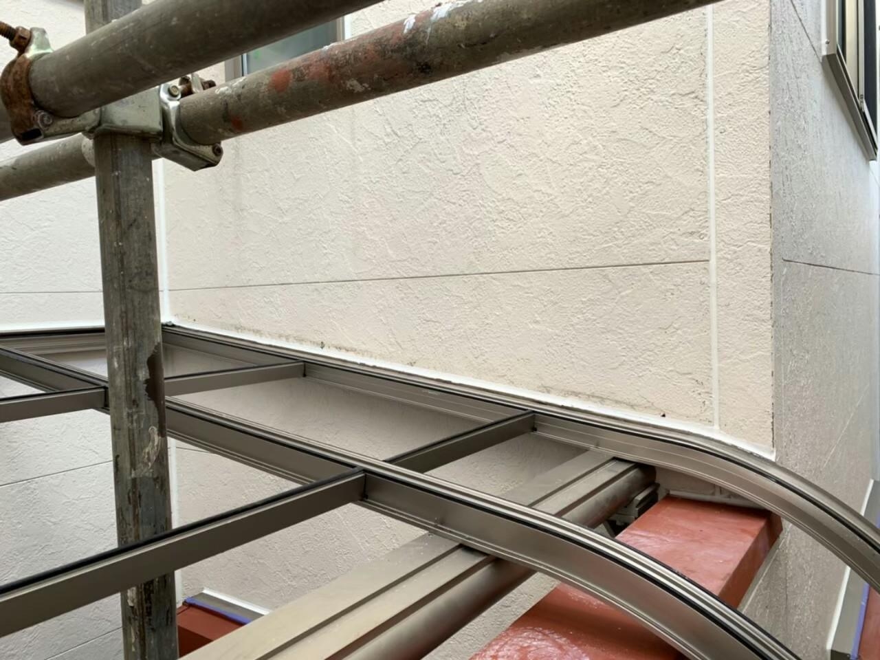 東京都小金井市　外壁塗装工事　配管周りとベランダ屋根のシーリング工事