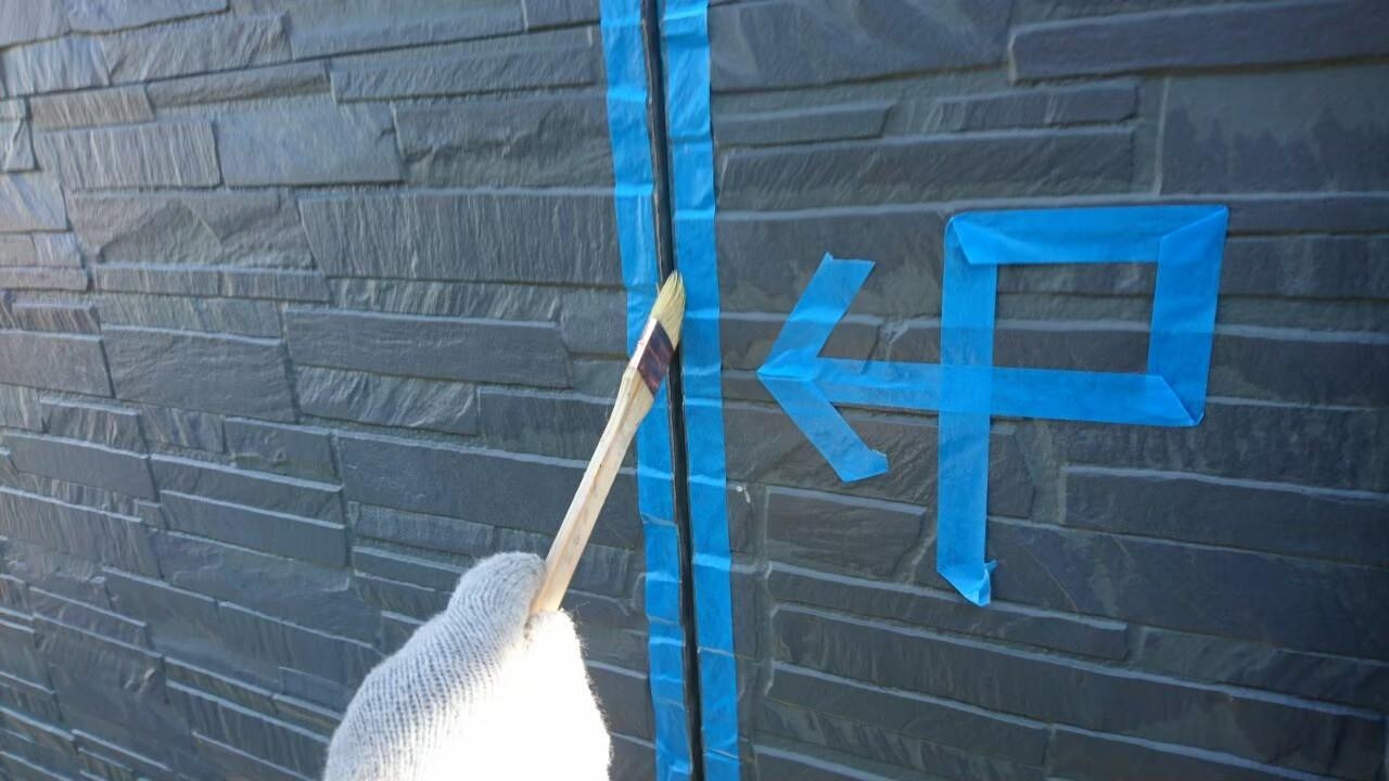 東京都稲城市　外壁塗装工事　サイディング目地と部材取り合い部のシーリング打ち工事