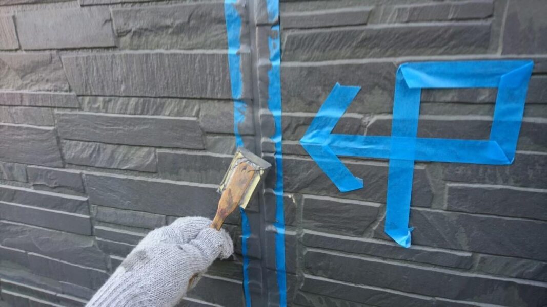東京都稲城市　外壁塗装工事　サイディング目地と部材取り合い部のシーリング打ち工事