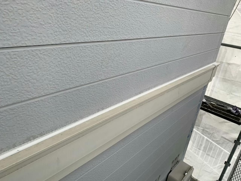 東京都調布市　アパート外壁塗装工事　開口部のシーリング増し打ちと幕板取り合い部のシーリング処理