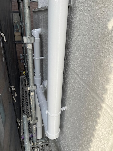 東京都府中市　マンション　外壁塗装工事　付帯部　配管の上塗り
