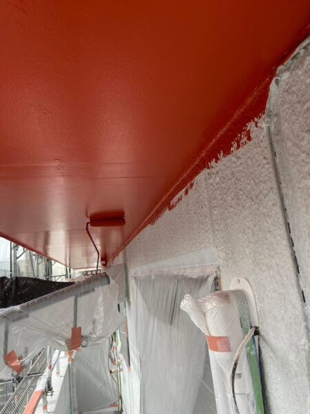 東京都府中市　マンション　外壁塗装工事　付帯部　上げ裏の仕上げ塗装と屋外階段のケレン