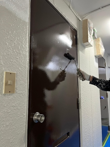 東京都府中市　マンション　外壁塗装工事　付帯部　玄関ドアの下地処理〜下塗り〜上塗り