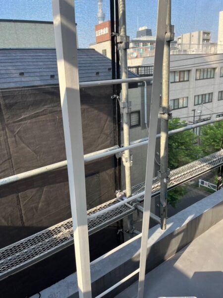 東京都府中市　マンション　外壁塗装工事　付帯部　鉄部 はしごの塗装
