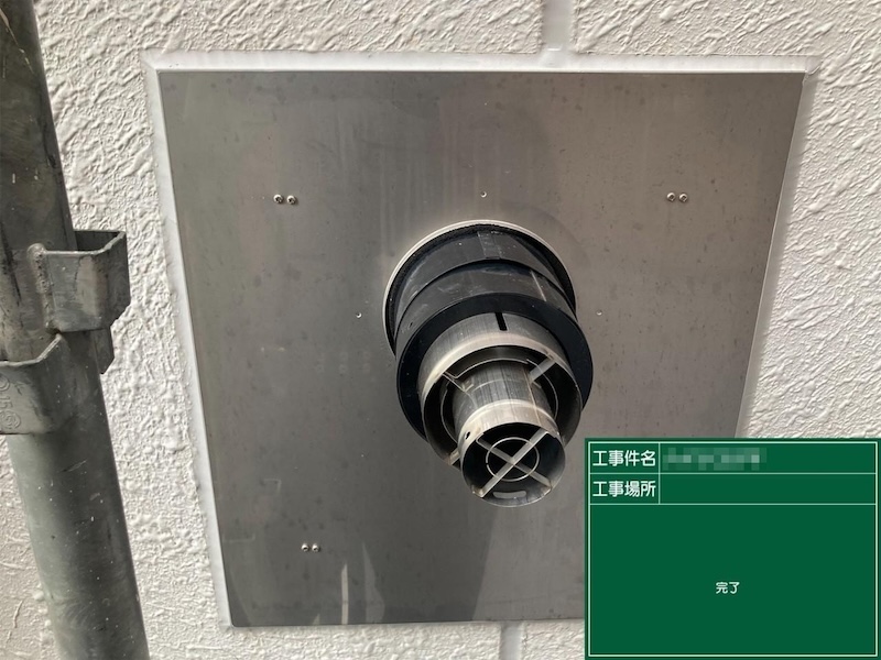 東京都稲城市　マンション　外壁塗装工事　配管引き込み部とプレート四方のコーキング打ち