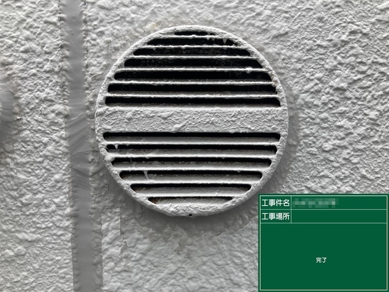 東京都稲城市　マンション　外壁塗装工事　通気口 ガラリのコーキング打ち