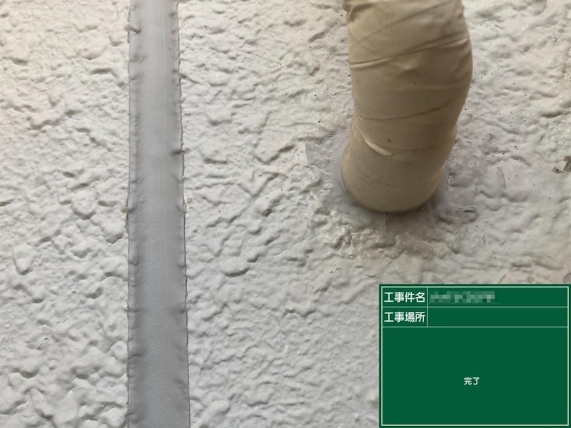 東京都稲城市　マンション　外壁塗装工事　配管引き込み部とプレート四方のコーキング打ち