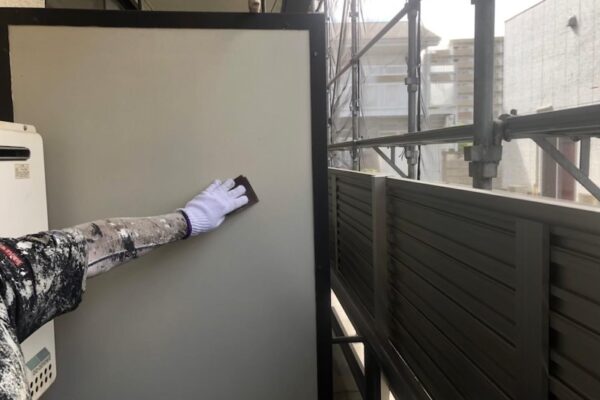 東京都府中市　マンション　外壁塗装工事　付帯部　パーテーションの塗装　下地処理 ケレン作業