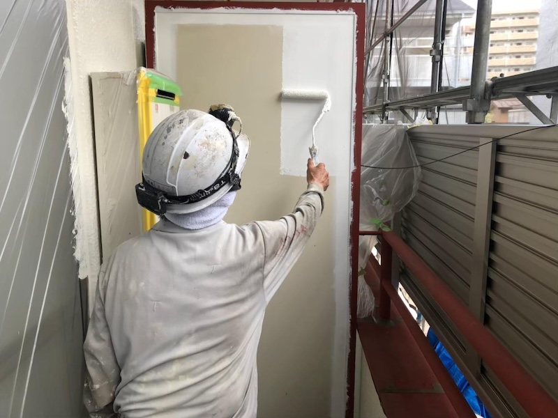 東京都府中市　マンション　外壁塗装工事　付帯部　パーテーションの仕上げ塗装