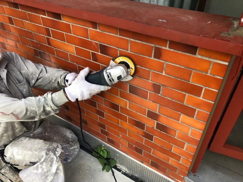 東京都府中市　マンション　外壁塗装工事　外壁タイルのケレン作業