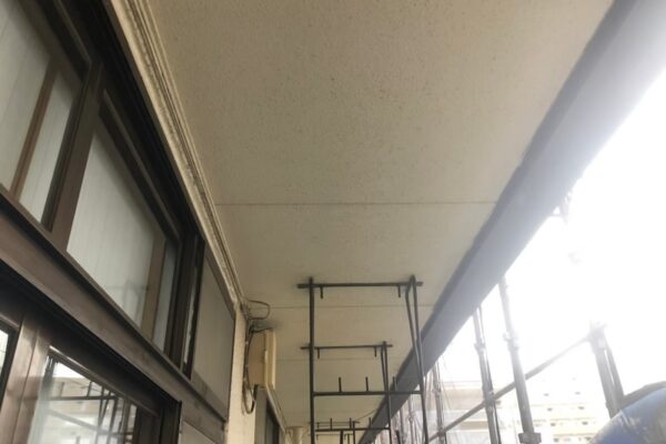 東京都府中市　マンション　外壁塗装工事　付帯部｜ベランダ上げ裏の塗装