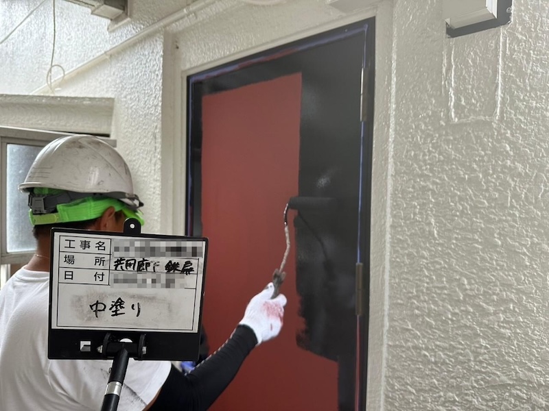 東京都調布市　マンション 外壁塗装工事　共用廊下 玄関の錆止め塗装〜上塗り
