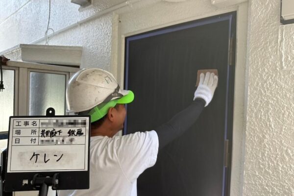 東京都調布市　マンション 外壁塗装工事　共用廊下 玄関の塗装 下地処理