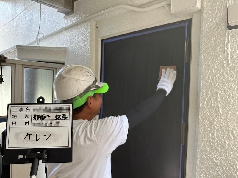 東京都調布市　マンション 外壁塗装工事　共用廊下 玄関の塗装 下地処理