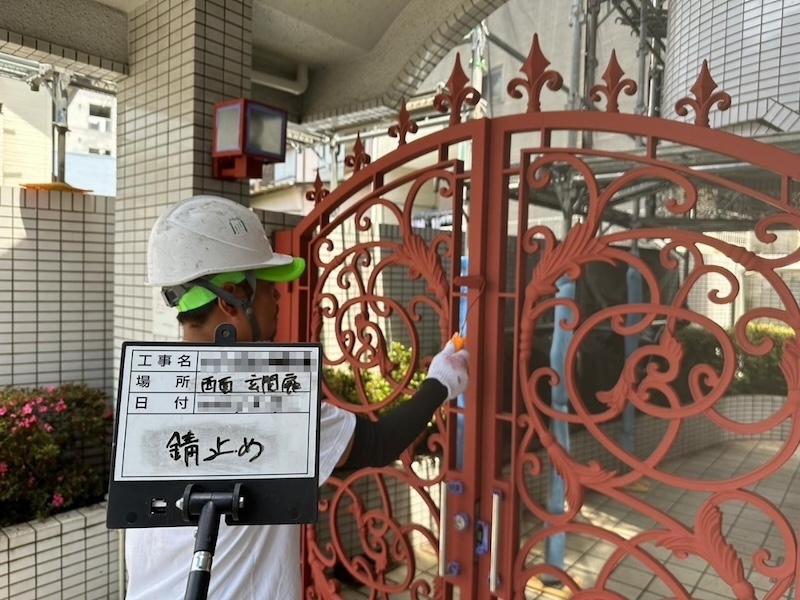 東京都調布市　マンション 外壁塗装工事　玄関扉の錆止め塗装
