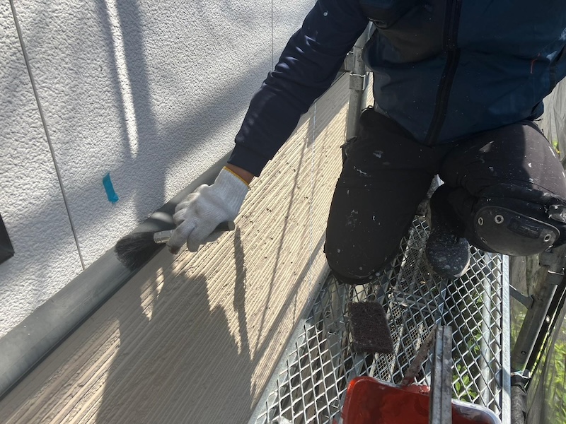 東京都多摩市　外壁塗装工事　配管引き込み部のシール処理と水切りの錆止め塗装