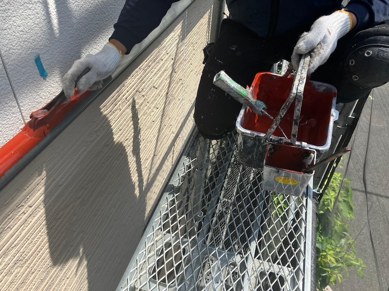 東京都多摩市　外壁塗装工事　配管引き込み部のシール処理と水切りの錆止め塗装