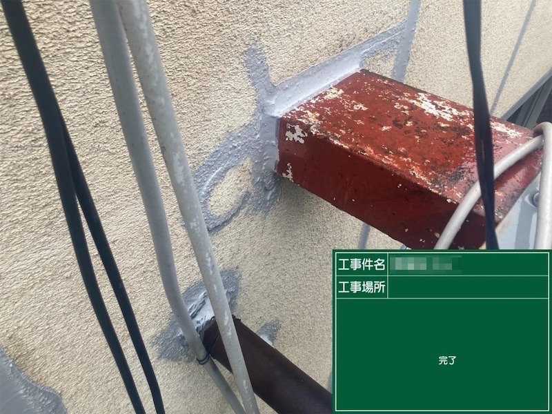 東京都多摩市　外壁塗装工事　配管・電線引き込み部と部材取り合い部のシール処理