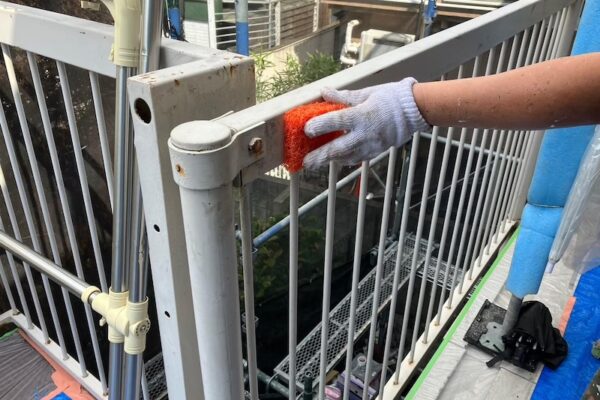 経年劣化したベランダ手すりのケレン作業｜東京都調布市