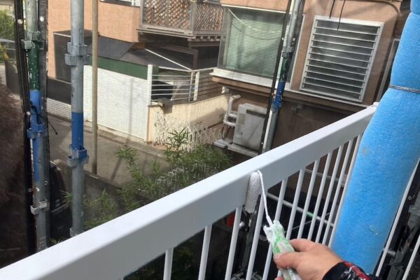 東京都調布市｜ベランダ手すりの上塗りを行いました