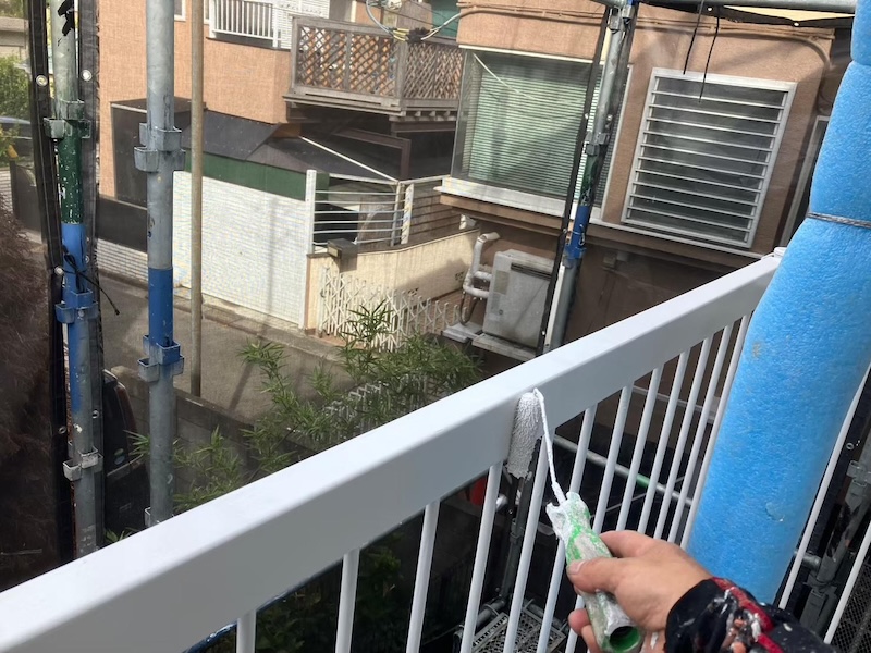 東京都調布市｜ベランダ手すりの上塗りを行いました