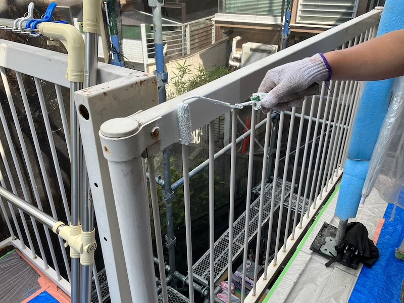 東京都調布市｜ベランダ手すりの上塗りを行いました