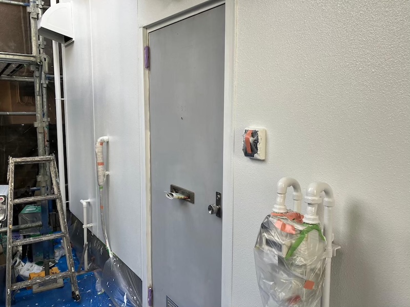 アパート玄関の塗装 施工前〜下地処理までをレポート｜東京都調布市