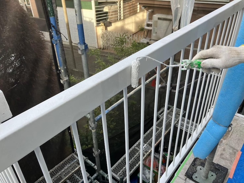 東京都調布市｜ベランダ手すりの上塗りを行いました