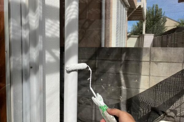 縦樋をホワイトで塗装。色褪せていたのがこんなにきれいになりました！｜東京都調布市