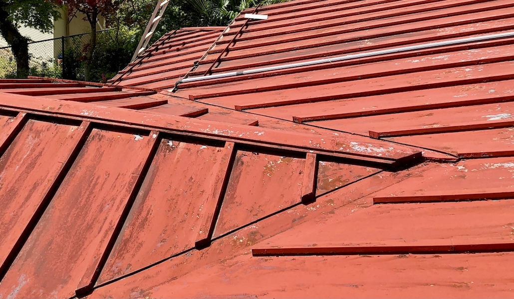 台風シーズンは屋根板金のトラブルにご注意！火災保険のご利用についても解説します！