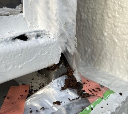 錆がひどくなると部材が朽ちてしまう。その前に鉄部塗装を！｜東京都小金井市