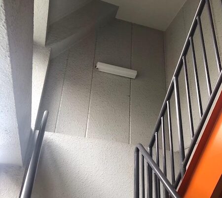マンション 屋内側の塗装作業をレポート｜東京都府中市