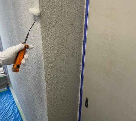 東京都府中市｜塗装前の養生作業と外壁塗装の下塗り工程