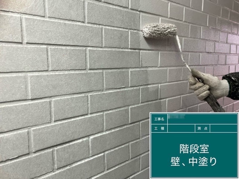 階段室の壁塗装とSD扉の下地処理を行いました|東京都府中市