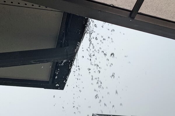 雨樋のよくあるトラブル「水漏れ」について、原因や放置するリスク、修理方法を解説