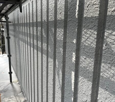東京都稲城市｜マンションの外壁塗装 下塗り・中塗り・上塗りを実施しました！
