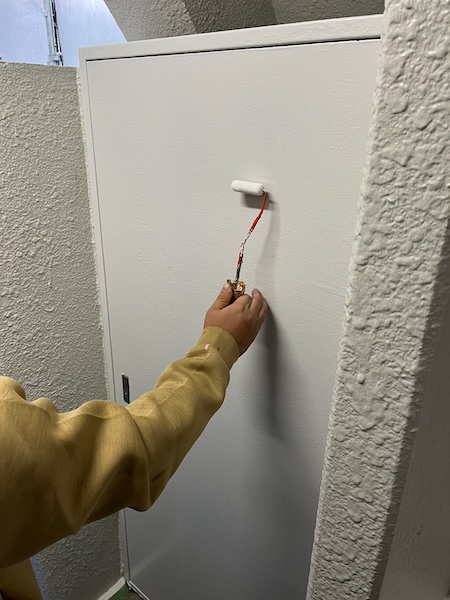 東京都稲城市|マンション 付帯部 ベランダ天井・PSスチール扉を塗装しました