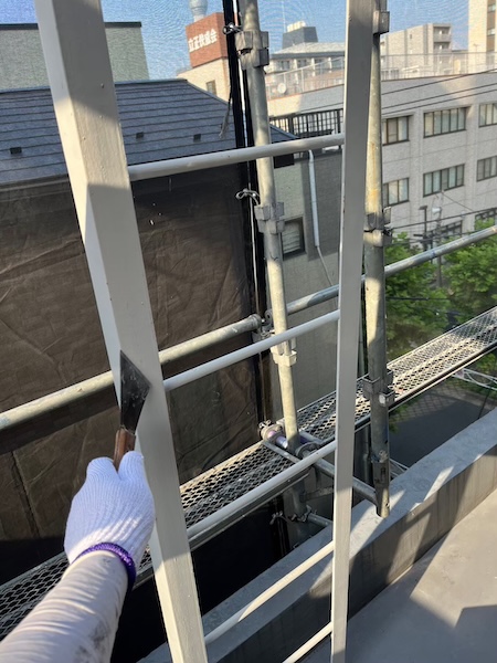 東京都稲城市|鉄部 ベランダ手すりと梯子の塗装とシール処理を行いました