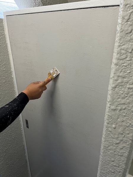 東京都稲城市|マンション 付帯部 ベランダ天井・PSスチール扉を塗装しました