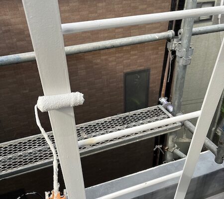 東京都稲城市｜鉄部 ベランダ手すりと梯子の塗装、オートンイクシード シール処理を行いました